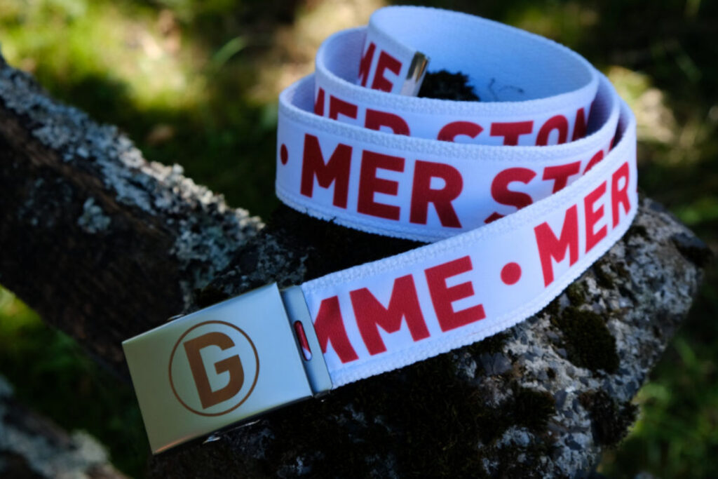 Dein Gürtel weiß mit roter Schrift "Mer stonn Zesamme" auf Baumstamm