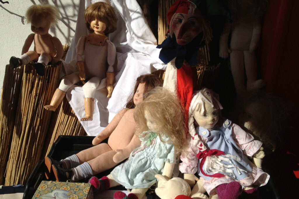 Eindrücke von unserem Hofmarkt in (Flohmarkt) - Hier zu sehen Ziele alte Puppen und Puppenkleider.