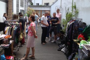Eindrücke von unserem Hofmarkt in (Flohmarkt) - Der Blick in unseren begrünten Innenhof mit vielen Menschen.