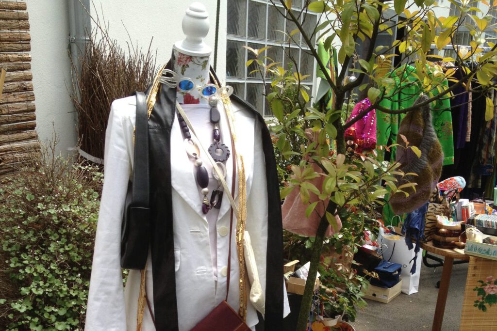 Eindrücke von unserem Hofmarkt in (Flohmarkt) - Mode und schicke Accessoires.