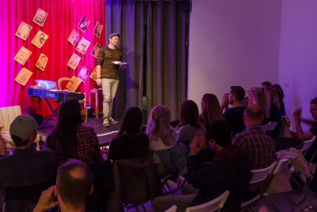 perenzien ist unser Unsere Plattform für Stand Up Comedy, Kleinkunst du ein Poetry Slam. Vortrag von Julius Esser