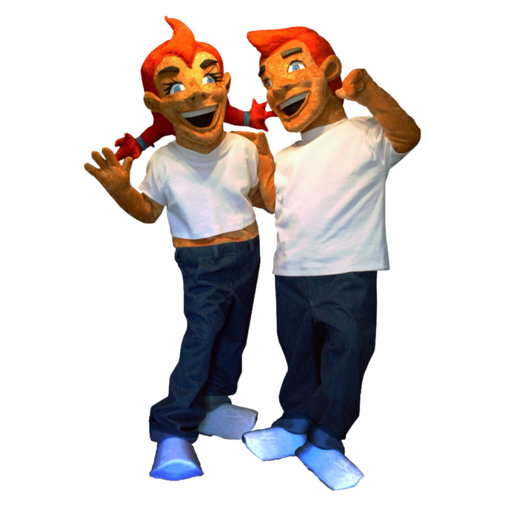 Mass Kostümproduktion Anton und Jule für Wagner Pizza. Beide tragen Jeans und weißes T-Shirt. Der Kopf wie ein Catoon. Beide haben haben rote Haare.