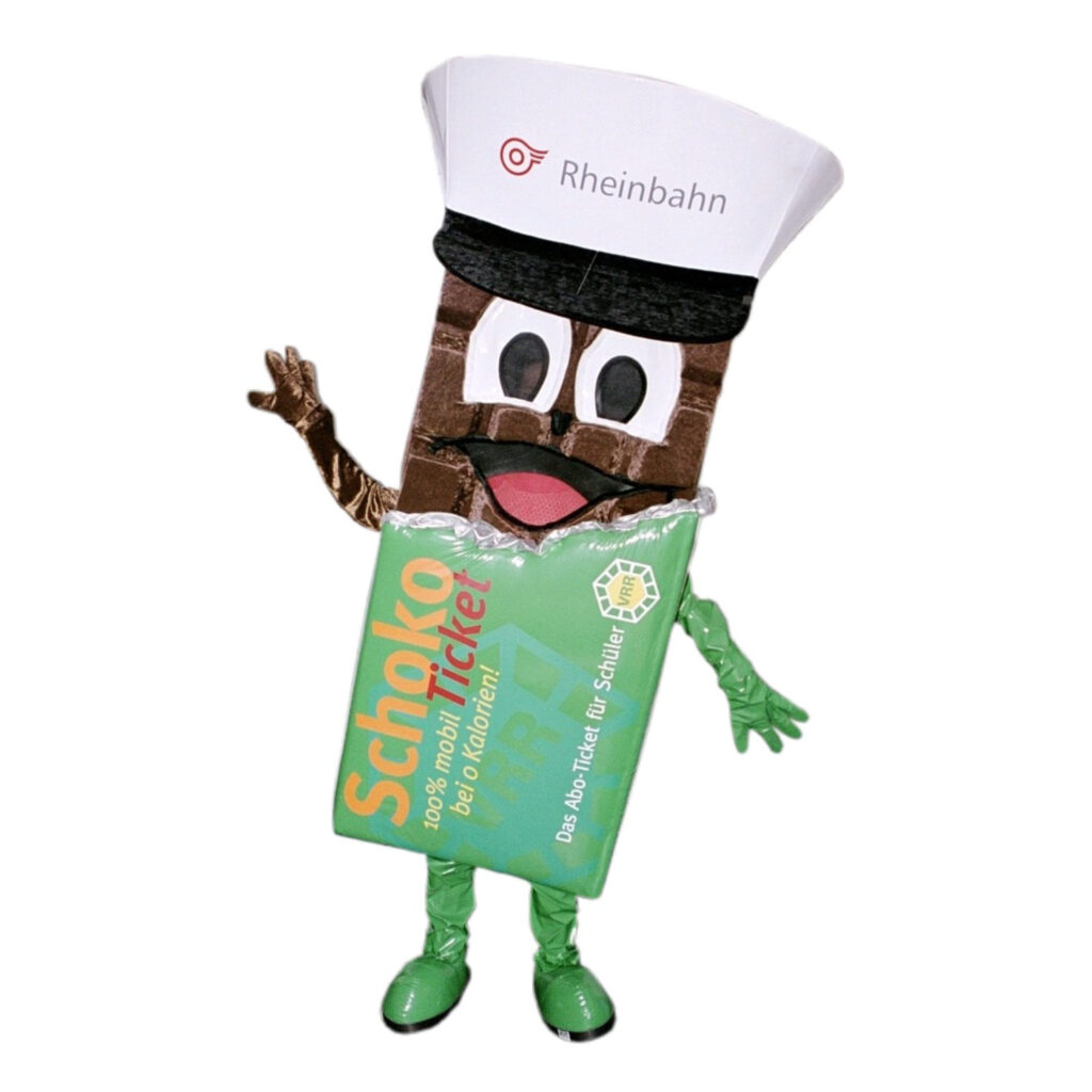 Mass Kostümproduktion Schokoticket für VRR. Große Tafel Schokolade mit grüner Hülle und einem großen Schaffner Hut in weiß mit schwarzem Schild.