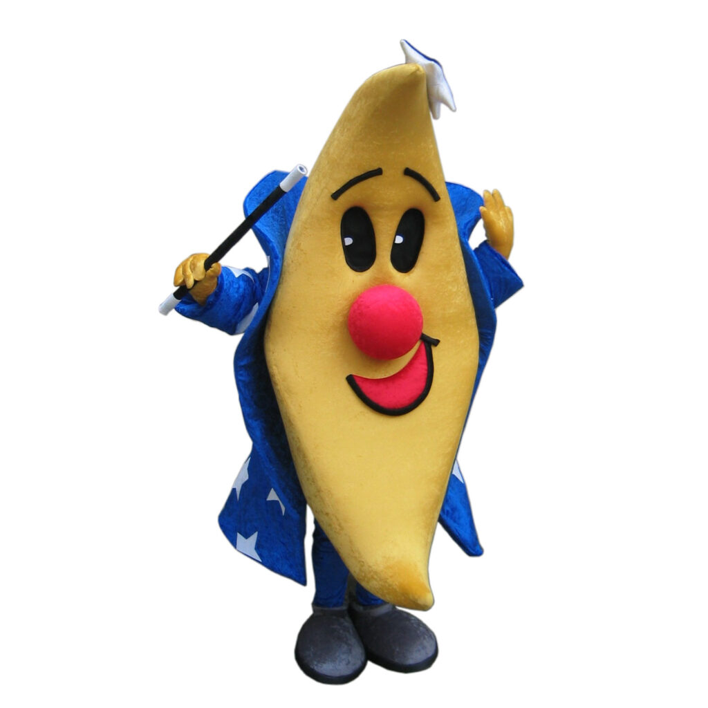 Maskottchen Luno für den Circus Tausendtraum. Ein eine Mondsichel mit Gesicht in gelb trägt einen weiten blauen Mantel in blau mit weißen Sternen.