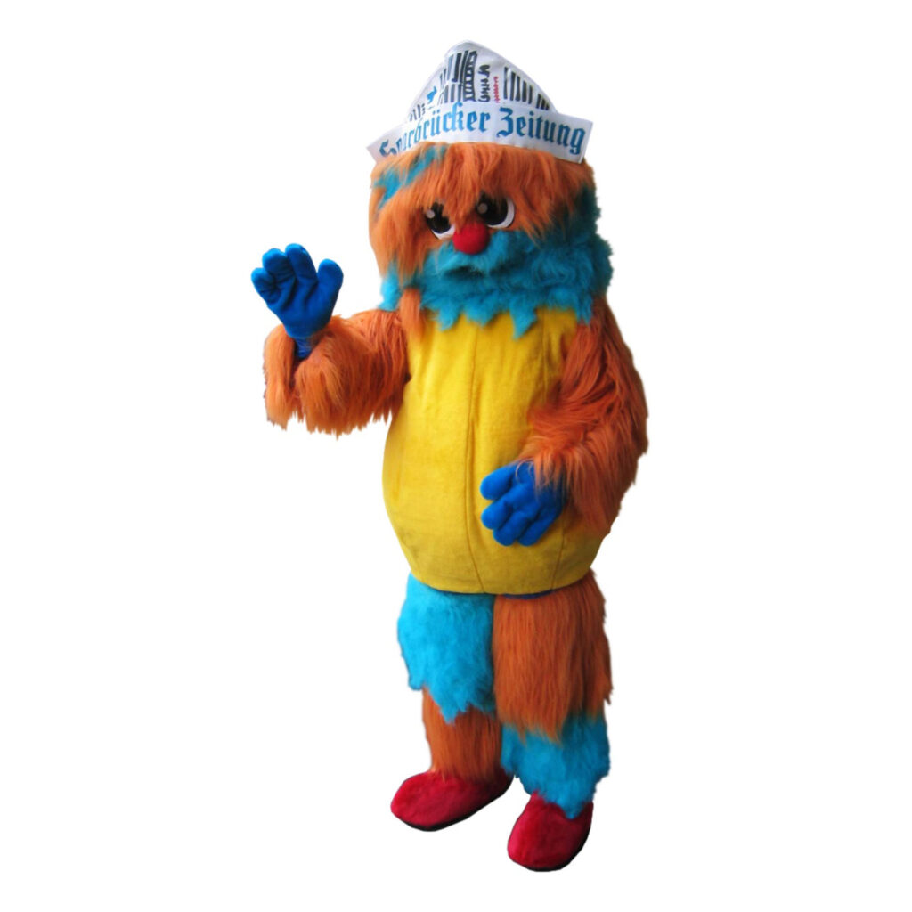 Maskottchen für die Saarbrücker Zeitung. Figur aus Lang Flor Plüsch in rot braun türkis und gelb. Es trägt einen Zeitungshut wie von einem Maler.