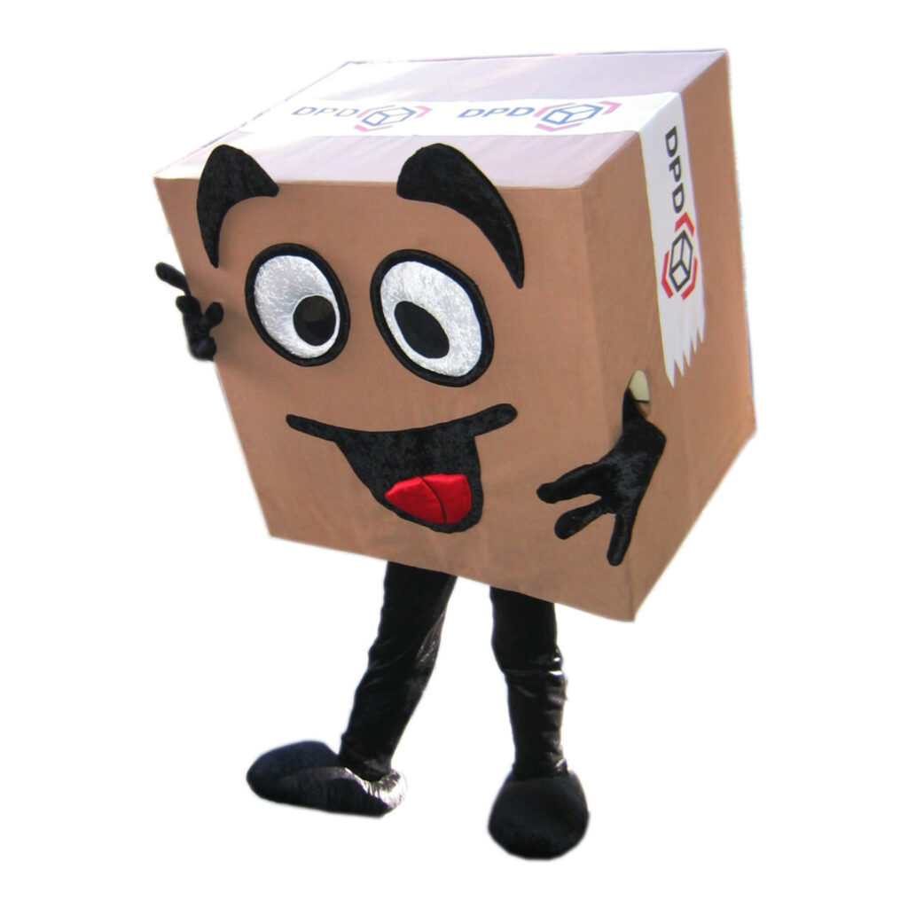 Maskottchen Produktion für DPD. Ein großes braunes Paket mit einem Lächeln im Gesicht.