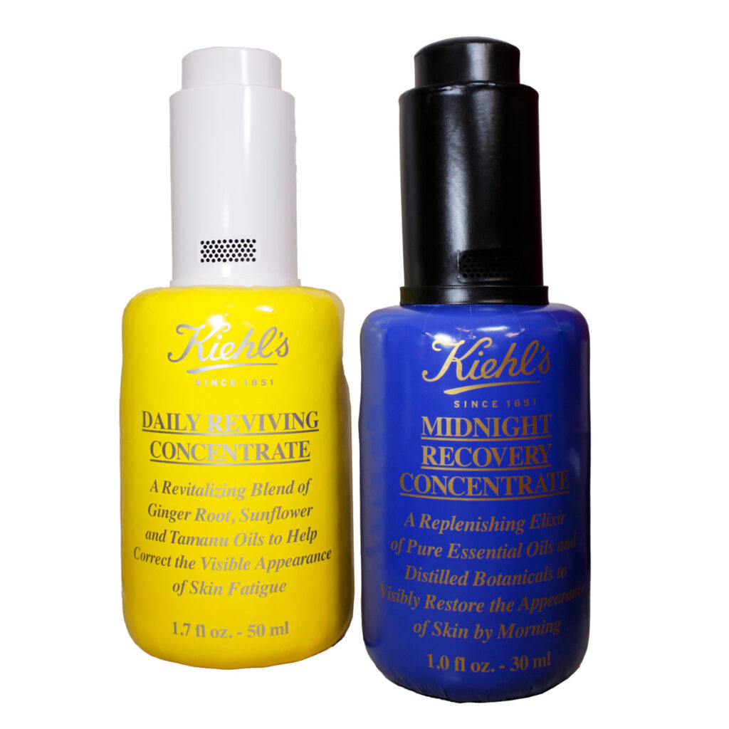 Kostüme für Kiehl´s Kosmetik. Zwei Flaschenkostüme eins in gelb mit weißen Deckel und eins in blau mit schwarzen Deckel.