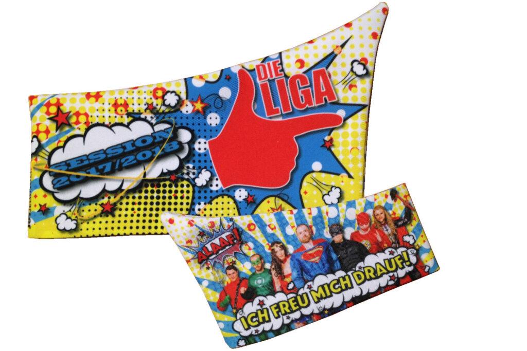 Kappenanfertigung für die Liga. Ausführung mit Digitaldruck mit Superhelden und Spruch "ich freu mich drauf".