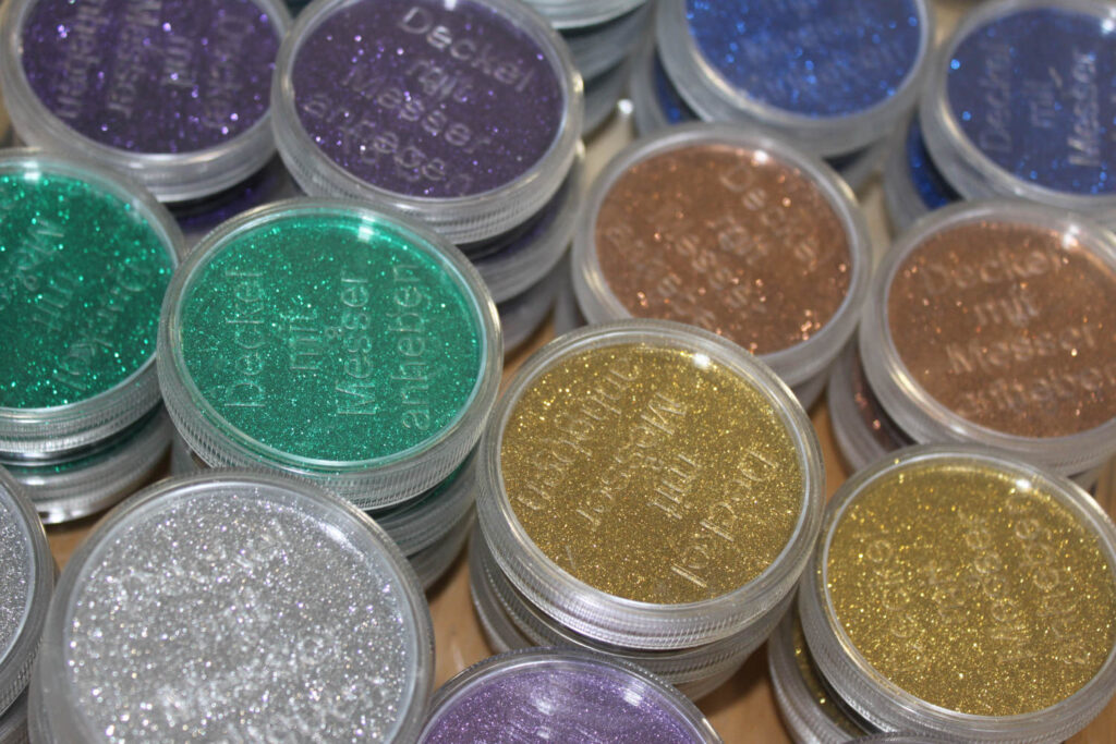 Eine große Auswahl an Glimmer zum schminken von Kryolan.