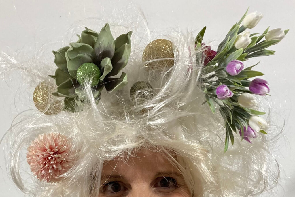 1 Frau mit DIY gestalteter Perücke beim Workshop