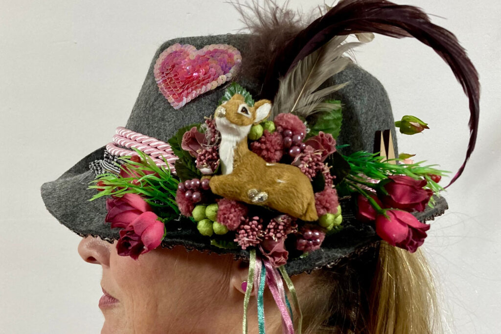 1 Frauen mit DIY gestalteten Hut beim Workshop