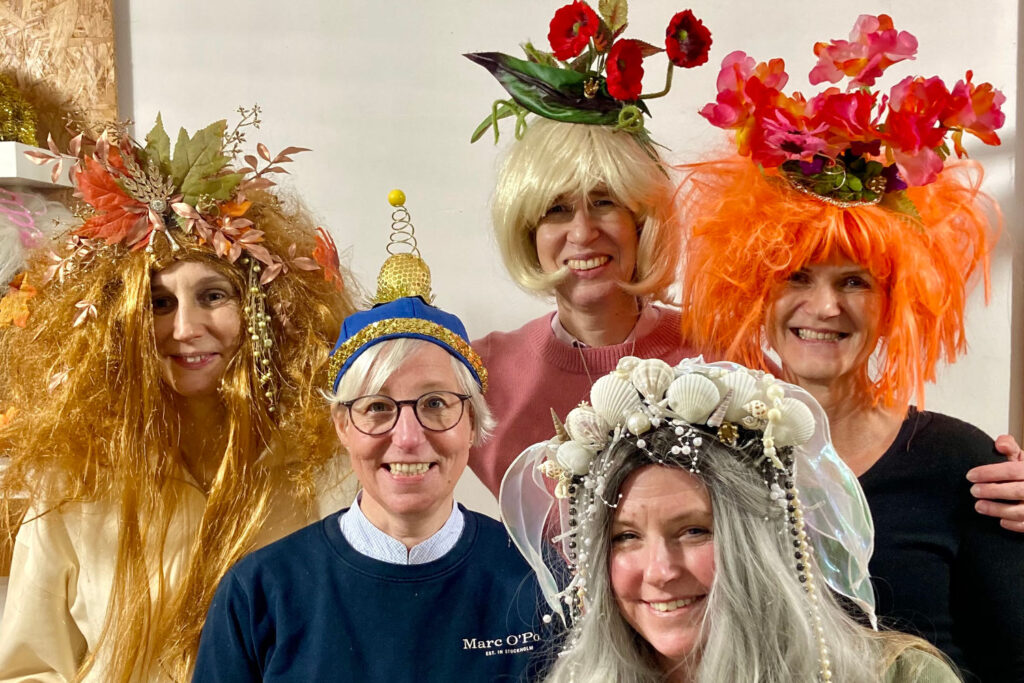 5 Frauen mit DIY gestalteten Hüten und Perücken beim Workshop