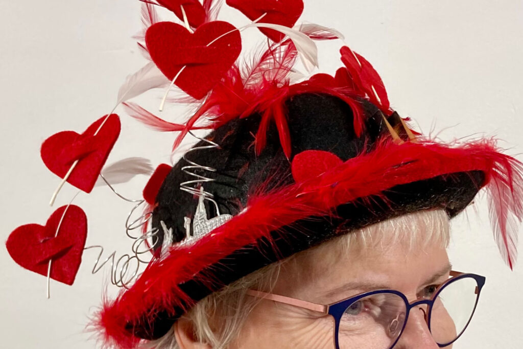 1 Frauen mit DIY gestalteten Hut beim Workshop
