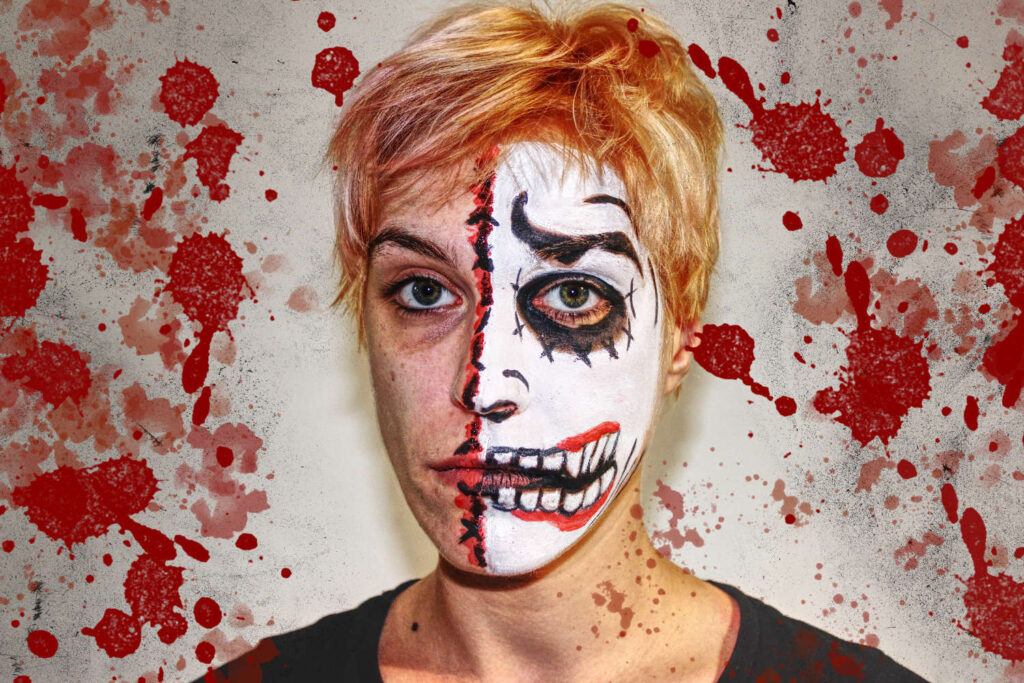 Ergebnisse unseres Halloween Schminke Workshops. Hier eine junge Frau mit halbseitigen geschminkten Horror Gesicht.