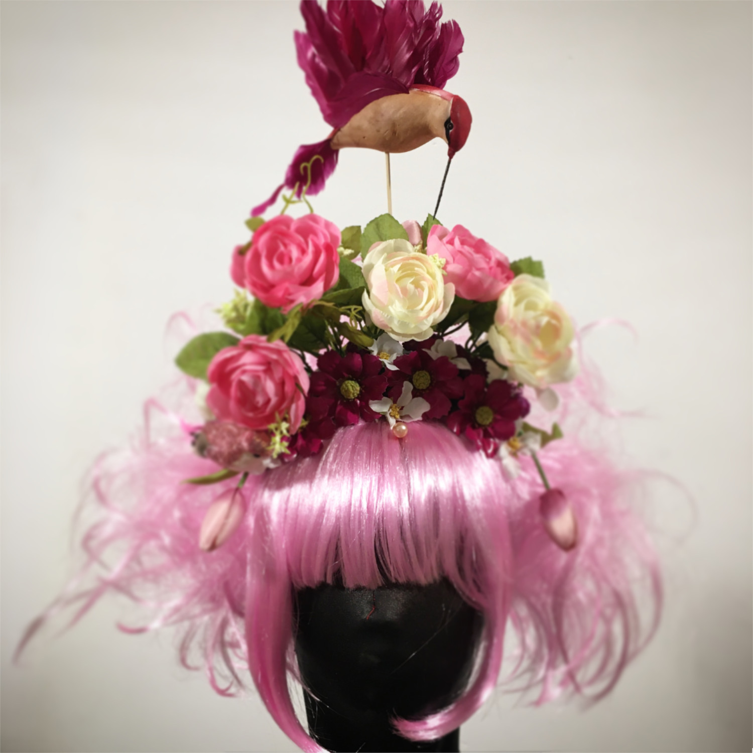 Perücke, pink mit Blumen und Vogel in purpur