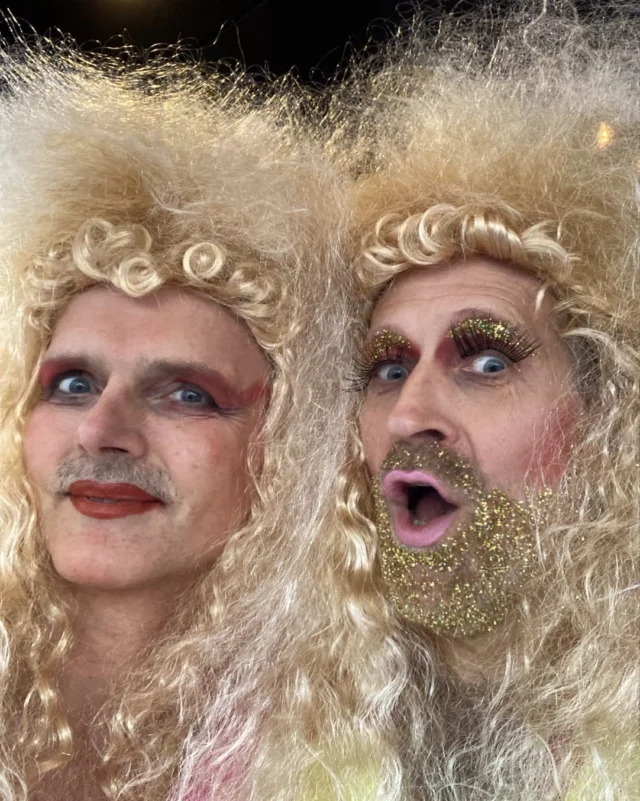 Mittwoch bei Kälte und Regen braucht einfach deutlich mehr Glimmer:-) ALAAF #Karneval #glimmer #perücke #dubaischokolade